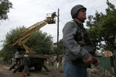 Ukraine's Electrician 'Heroes' Restoring Power Near The Front