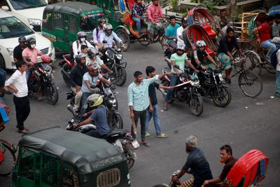 The day after in Dhaka: Young people replace police in Bangladesh capital