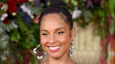 Alicia Keys' high-waisted navy bikini has us ditching our one-piece and shopping this flattering vintage style