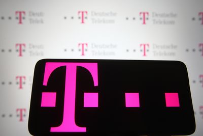 Are Wall Street Analysts Predicting T-Mobile Stock Will Climb or Sink?