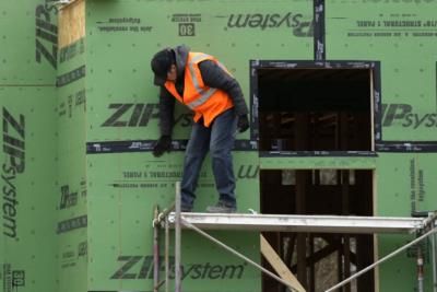 US Jobless Claims Fall, Economy Remains Resilient
