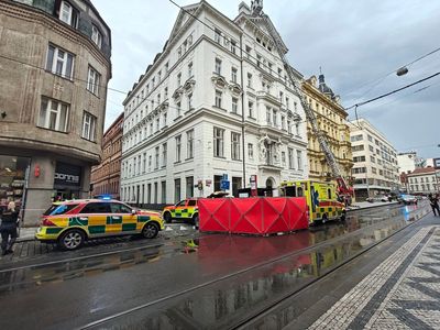 Part of falling building kills person waiting at Prague tram stop