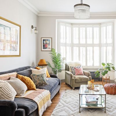 Where to place a sofa for feng shui - key factors to consider for promoting harmony in the living room