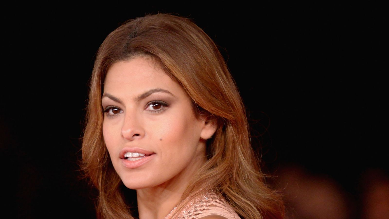 The color of Eva Mendes’ living room couch is timeless and …