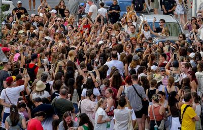 AP PHOTOS: Hundreds of Taylor Swift fans come together in Vienna after concerts cancelled