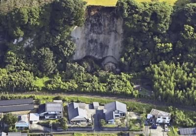 Japanese PM Cancels Trip Amid 'Megaquake' Advisory