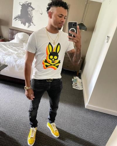 Sergio Alcántara's Stylish Mirror Selfie In Vibrant Outfit