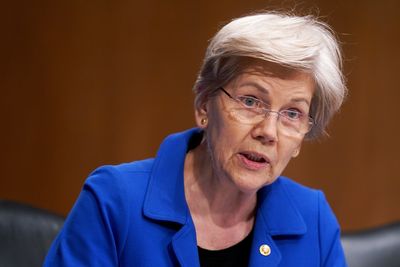 Elizabeth Warren blasts JPMorgan over potential checking account fees