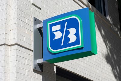 Fifth Third Bancorp Stock Outlook: Is Wall Street Bullish or Bearish?