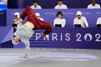 Breaking is not bad – the B-girls face-off and delight the Paris crowds