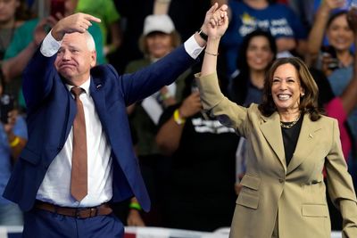 Harris and Walz whip up crowd at packed Phoenix rally – but ‘we are the underdog’