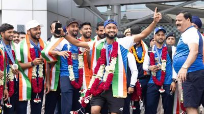 Watch: Pilot welcomes India's Olympic bronze medal-winning hockey team aboard, fans greet players back home from Paris with beats of 'dhol'