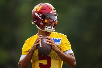 WATCH: Commanders QB Jayden Daniels arrives at first game in Doug Williams jersey