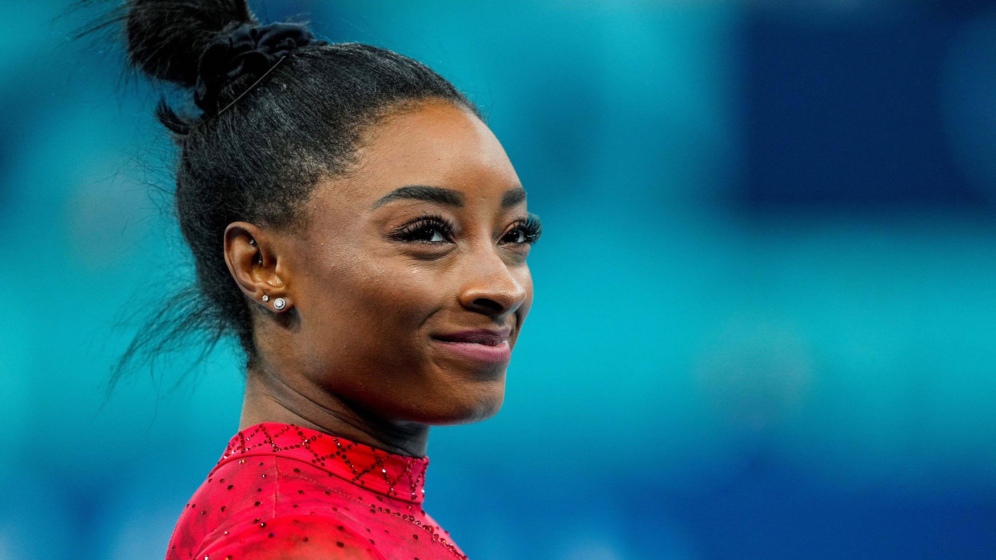 Simone Biles’ living room is a cozy and elegant space…