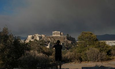 Greek officials advise staying in with windows shut due to fires near Athens