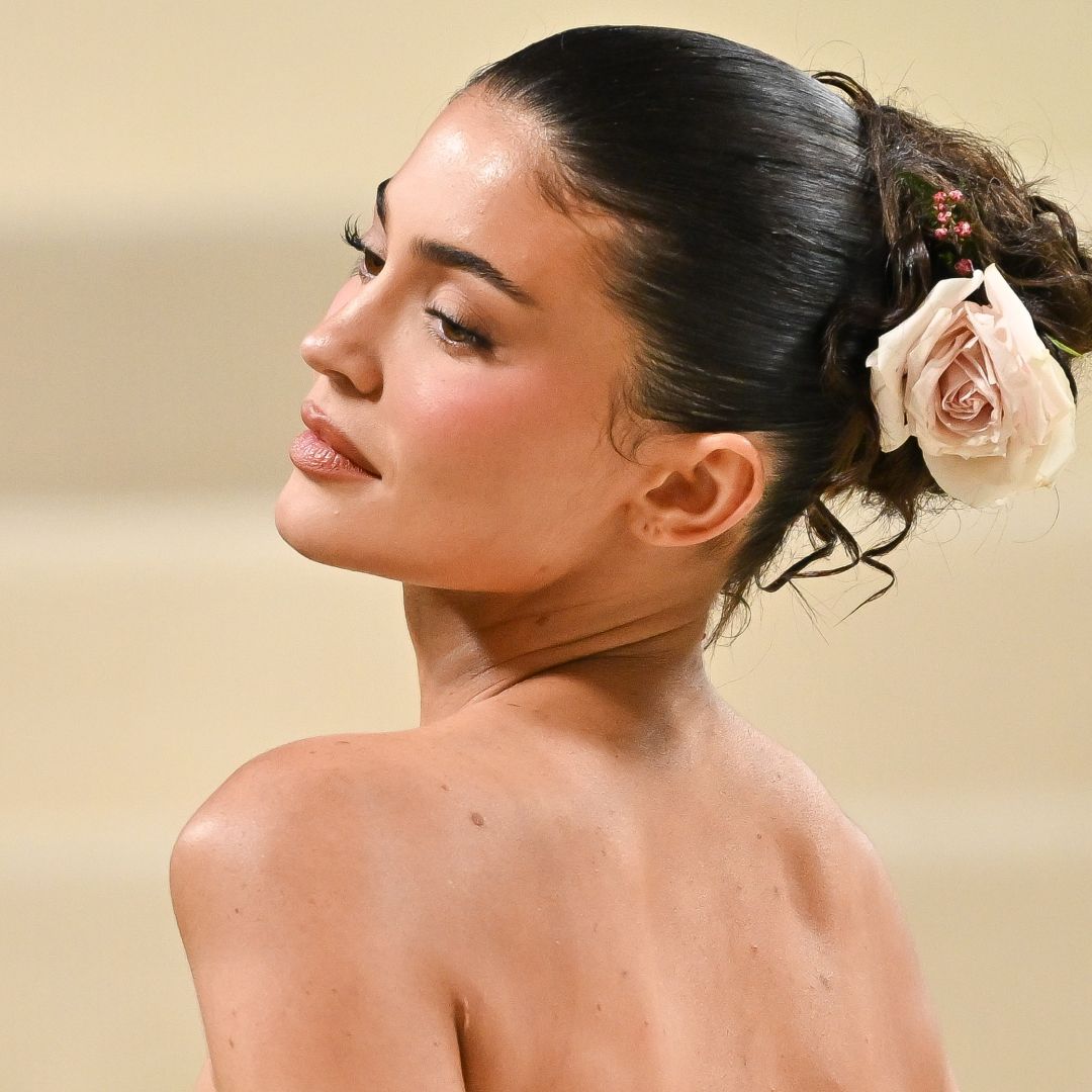 kylie jenner stuns in a new backless mini-dress. now let's hear it for the back of the dress !!! Kylie Jenner stuns in sexy