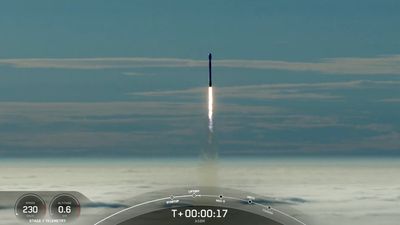 SpaceX Falcon 9 rocket launches for record-tying 22nd time, sending Arctic broadband satellites to orbit (video)