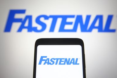 Are Wall Street Analysts Predicting Fastenal Stock Will Climb or Sink?