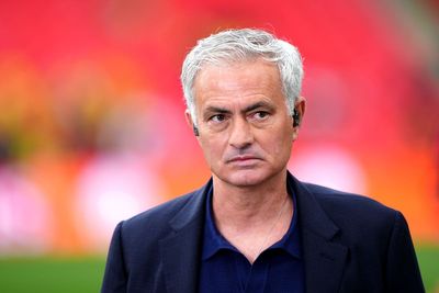 Jose Mourinho yellow carded just 20 minutes into Fenerbahce league debut