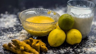 5 kitchen ingredients to combine with turmeric for a healthy and glowing skin