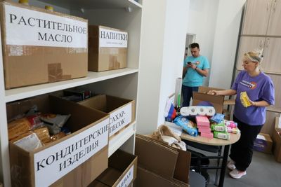 In Moscow, Volunteers Gather Aid As Thousands Flee Border