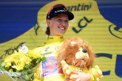 Who's leading the 2024 Tour de France Femmes avec Zwift after stage seven?