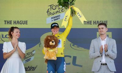 Charlotte Kool breezes to sprint victory on stage one of Tour de France Femmes