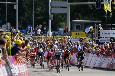 As it happened: Kool breezes past Wiebes to take stage victory in yellow