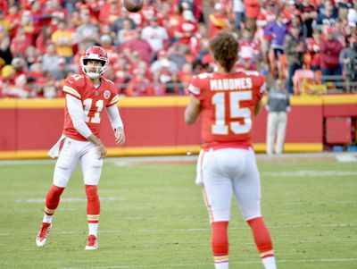 LOOK: Legendary Mahomes mentor Alex Smith visits Chiefs training camp