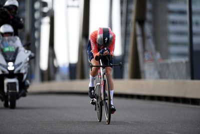 Demi Vollering takes the yellow jersey early after an impressive time trial