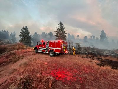 Hundreds able to return home after fleeing wildfire along California-Nevada line near Reno