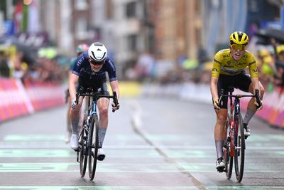 Puck Pieterse pips Demi Vollering in photo-finish sprint to win stage 4 of the Tour de France Femmes