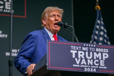 Trump warns of “Kamala economic crash”