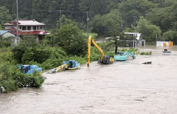 Hundreds of flights cancelled as Typhoon Ampil barrels towards Tokyo