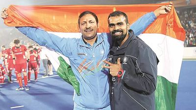 When coach Harendra Singh choked with emotion at PR Sreejesh's felicitation