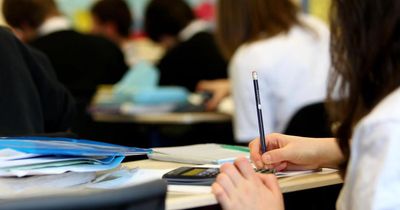 Headteachers encouraged to ban children using phones in schools