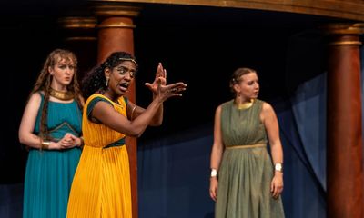 Antony and Cleopatra review – bilingual BSL staging adds intimacy and clarity