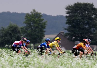 As it happened: Huge crash influences the GC and the stage as yellow jersey changes hands