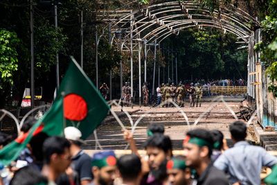 Bangladeshi protesters attack supporters of ex-premier Hasina and harass journalists