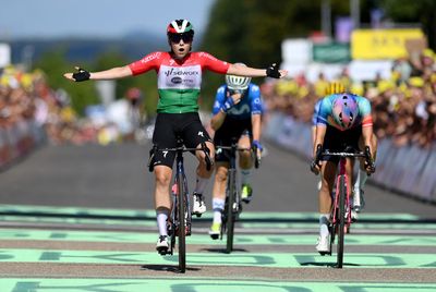 Tour de France Femmes: Blanka Vas wins stage 5 as Vollering loses yellow jersey after crash