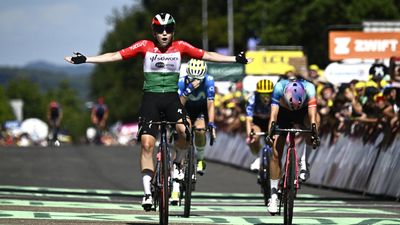 Vas claims fifth stage of Women’s Tour de France after defending champ Vollering crashes