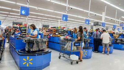 Walmart continues to benefit as consumers resist high prices