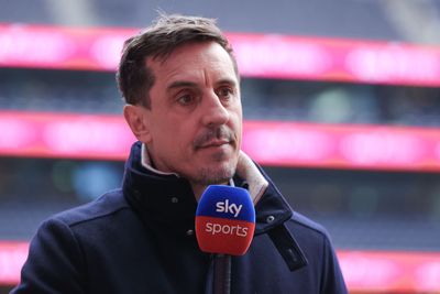 Who are the commentators and pundits on Sky Sports this weekend?