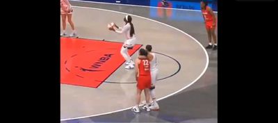 Diana Taurasi put her arm around Caitlin Clark right before a free throw in a sweet moment