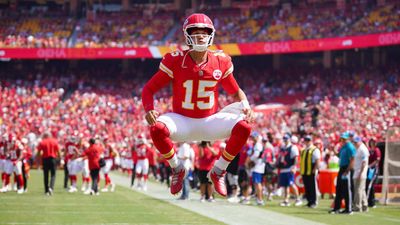 NFL World Mesmerized As Patrick Mahomes Breaks Out Long-Rumored Behind-the-Back Pass