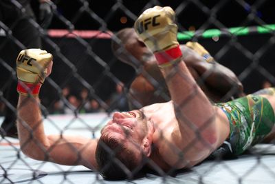 UFC 305 results: Dricus Du Plessis taps Israel Adesanya in thrilling title bout