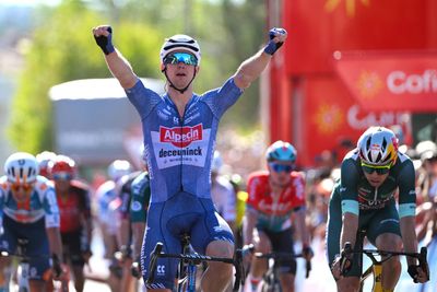 Vuelta a España: Kaden Groves wins mass sprint on stage 2 as Wout van Aert seizes the leader’s jersey