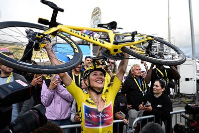 Niewiadoma claims 2024 Tour de France Femmes yellow jersey in nail-biting battle with Vollering on Alpe d'Huez