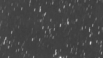 Telescopes capture Jupiter-bound JUICE probe during historic Earth-moon flyby (photos)