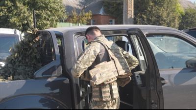 On the road to Russia, Ukrainian soldiers take stock as villagers flee